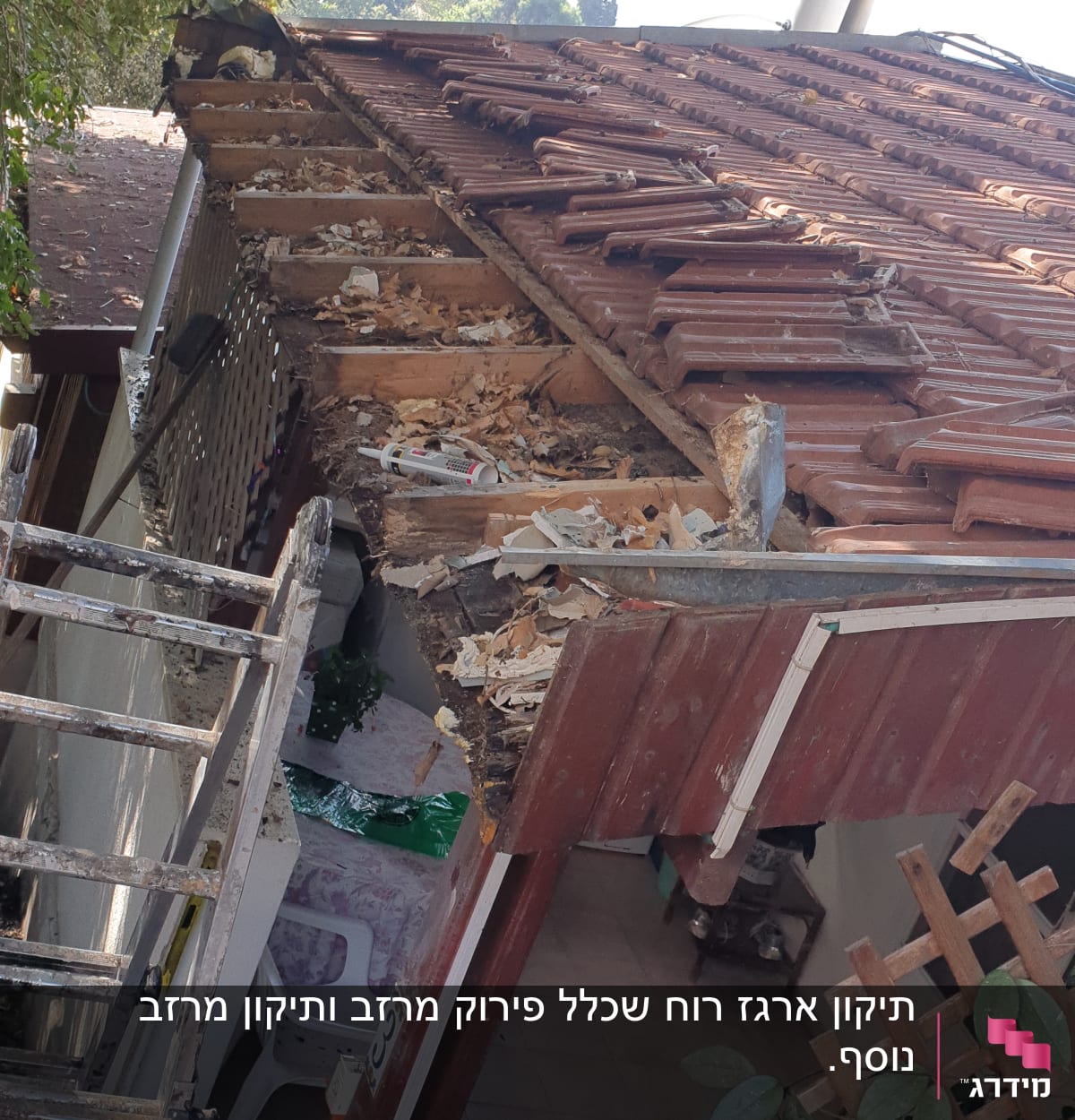 גג רעפים פגום עם קרשים שבורים ופסולת